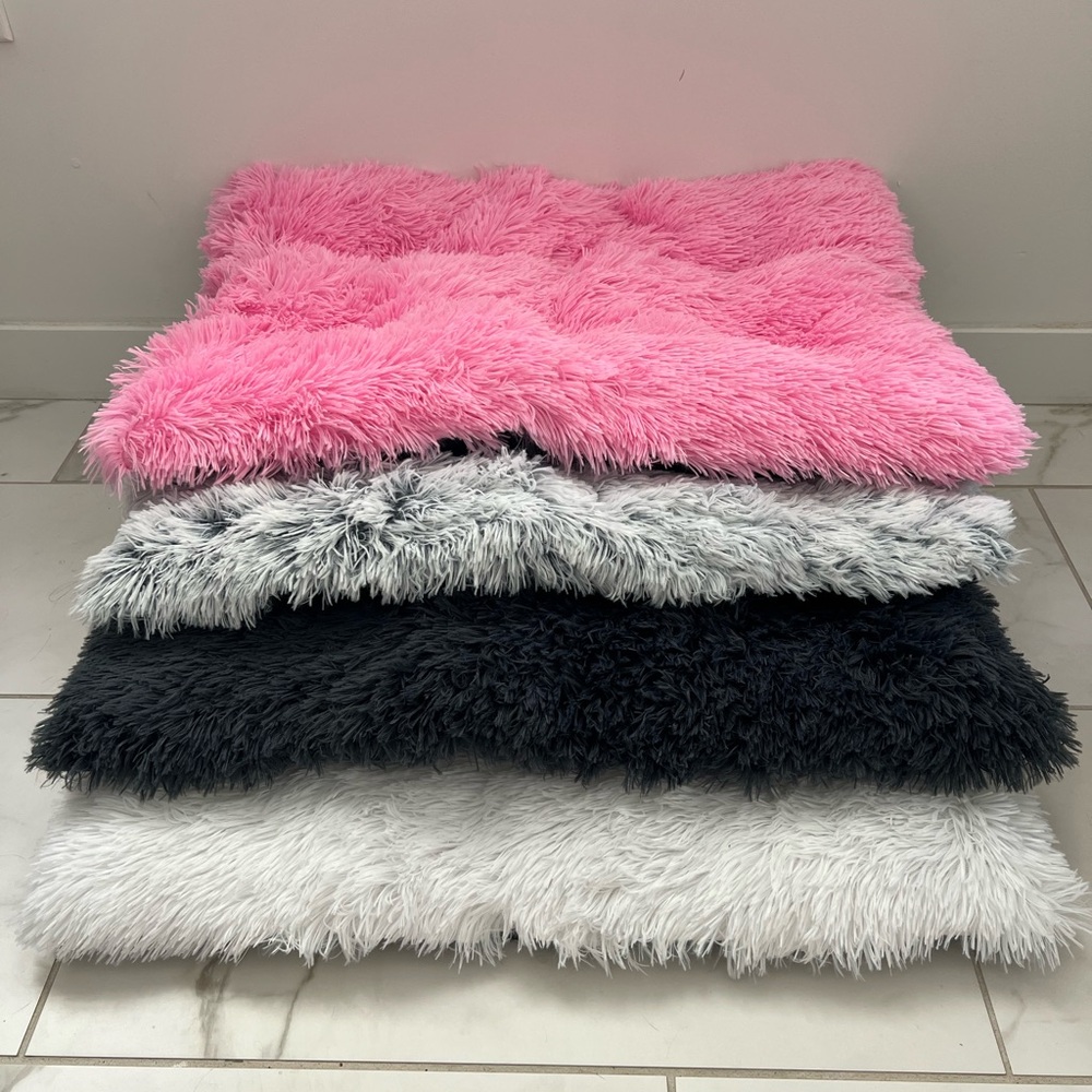 NWT Luxurious Machine Washable Shaggy Pet Bed Mat - 26x20